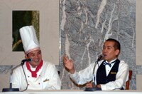 発表会見の様子。