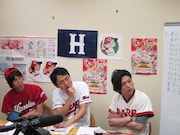 広島カープの成績を厳しい目で見つめる3人。