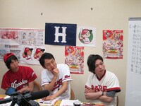 広島カープの成績を厳しい目で見つめる3人。