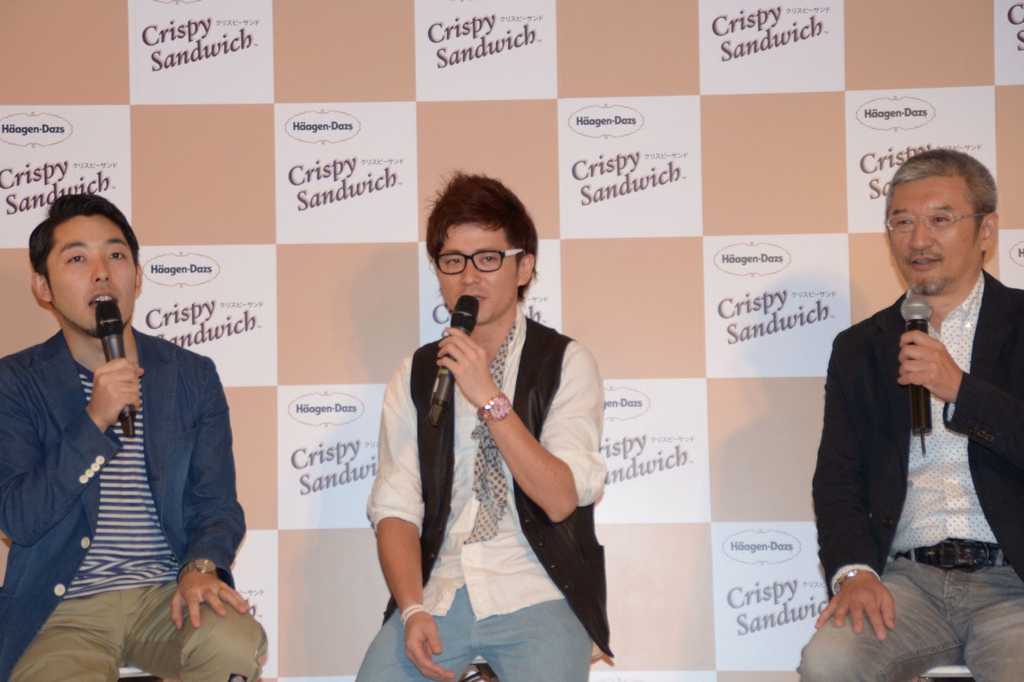 オリエンタルラジオと森川友義教授（右）。