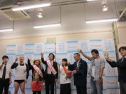 会見にはいしいの家族、ペナルティ・ワッキー、Bコース・タケト、くまだまさしも出席。右端は会見の進行を担当した元芸人の夏生。