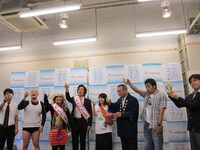 会見にはいしいの家族、ペナルティ・ワッキー、Bコース・タケト、くまだまさしも出席。右端は会見の進行を担当した元芸人の夏生。