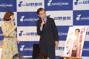 「六代 桂文枝 襲名披露公演」の写真パネルについて、撮影時のエピソードを語る三枝（中央）と久本（左）。