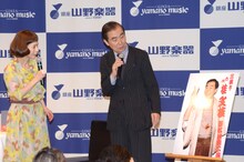 「六代 桂文枝 襲名披露公演」の写真パネルについて、撮影時のエピソードを語る三枝（中央）と久本（左）。