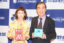 トークショーに出演した桂三枝（右）と、久本雅美（左）。2人が手にしているのは文枝襲名当日に発売されるCD「さんしのらくご」とDVD「さんしのすべて」。