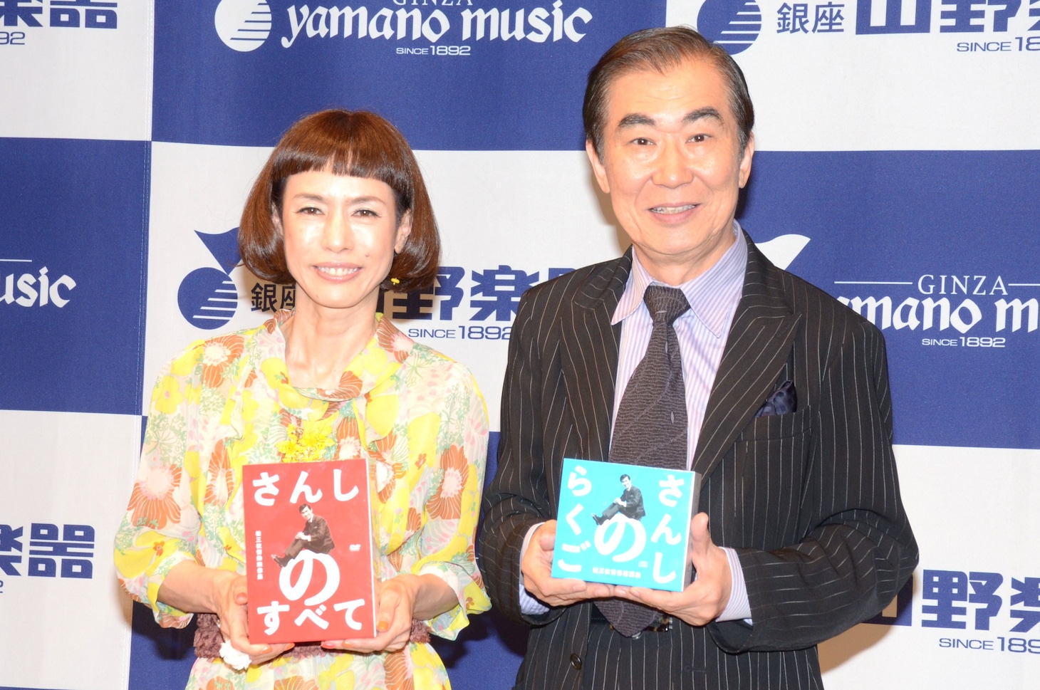 トークショーに出演した桂三枝（右）と、久本雅美（左）。2人が手にしているのは文枝襲名当日に発売されるCD「さんしのらくご」とDVD「さんしのすべて」。