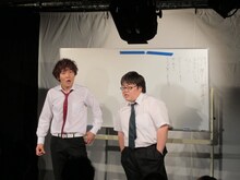 アドバイスを受け入れ新たな漫才に挑戦するタイムマシーン3号。