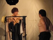 楽屋の設定でコント衣装に着替えるタイムマシーン3号。