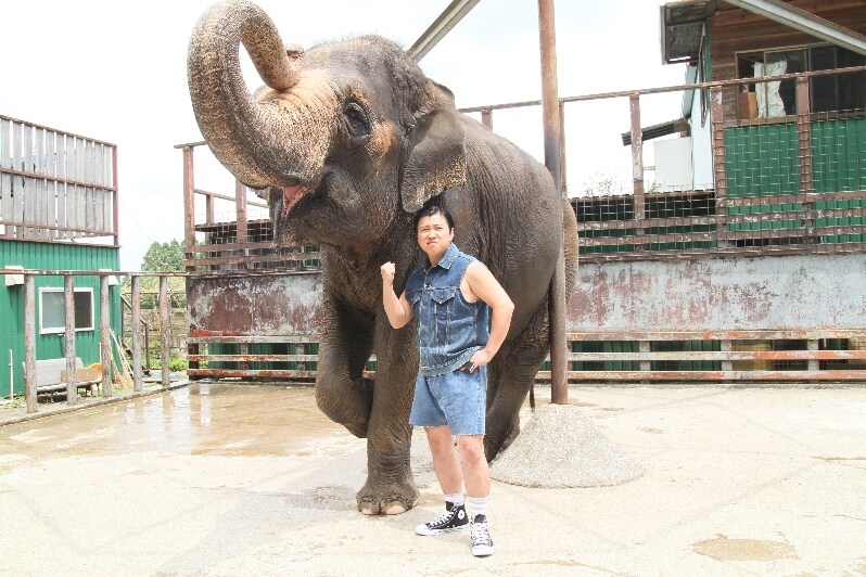 7月1日（日）より、BeeTVにて配信スタートするスギちゃんの初冠番組「スギちゃんのワイルド100」。(c)BeeTV