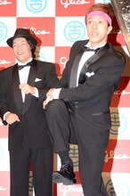 「グリコの歌を作った」という2700。八十島（左）の歌に合わせて、ツネ（右）がダンスを披露し、最後に「グリコ！」と叫んだ。