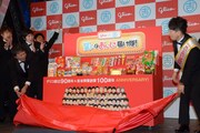 ステージに多くのグリコ商品が登場。