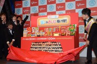ステージに多くのグリコ商品が登場。