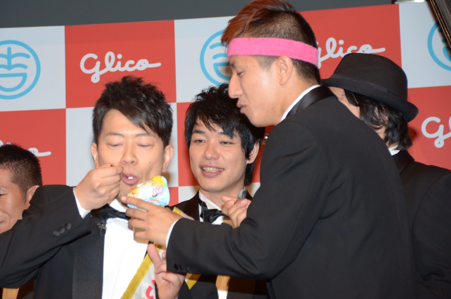 ヒデが監修した「とろ～りクリーム on トロピカルパインゼリー」を試食する宮迫（手前左）。