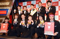 「江崎グリコ×吉本興業 コラボレーションキャンペーン」発表会見に出席した「笑いとおいしさ届け隊」の芸人達。