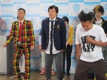 ダンスレッスンを受けるCOWCOW。