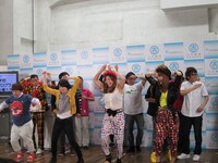 全員でダンスを披露。