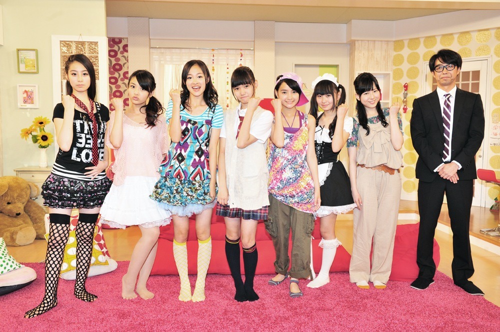 新番組「ようこそ！東池袋ヒマワリ荘」に出演するおぎやはぎ矢作（右端）とアイドル達。