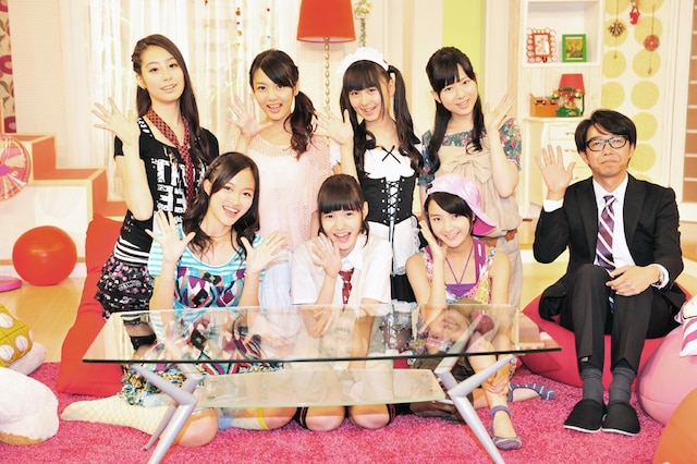 新番組「ようこそ！東池袋ヒマワリ荘」に出演するおぎやはぎ矢作（右端）とアイドル達。