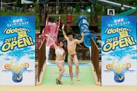 小島よしお（右）と椎名歩美（左）。