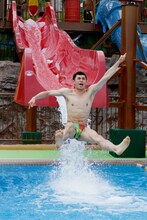 東京サマーランドの新ウォータースライド「dobon（ドボン）」を一般公開に先駆けて体験した小島よしお。