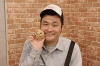 プロデューサーのグランジ大。(c)吉本興業