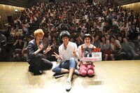 東京・北沢タウンホールにて行われた、門出ピーチクパーチクの単独ライブ「匂艶 THE NIGHT SHOW vol.5」の模様。シークレットゲストにJOY登場。