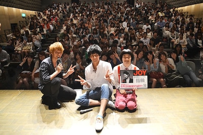 東京・北沢タウンホールにて行われた、門出ピーチクパーチクの単独ライブ「匂艶 THE NIGHT SHOW vol.5」の模様。シークレットゲストにJOY登場。