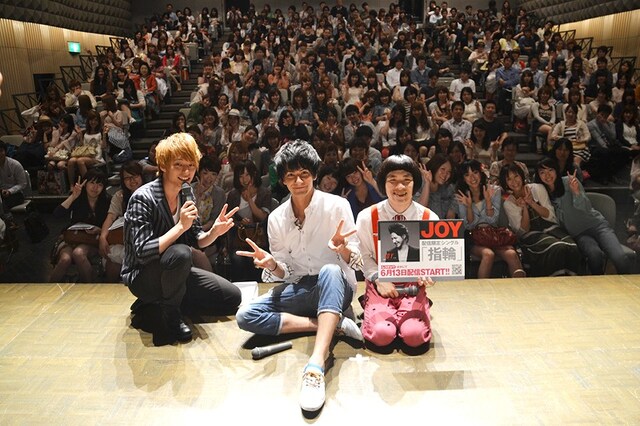 東京・北沢タウンホールにて行われた、門出ピーチクパーチクの単独ライブ「匂艶 THE NIGHT SHOW vol.5」の模様。シークレットゲストにJOY登場。