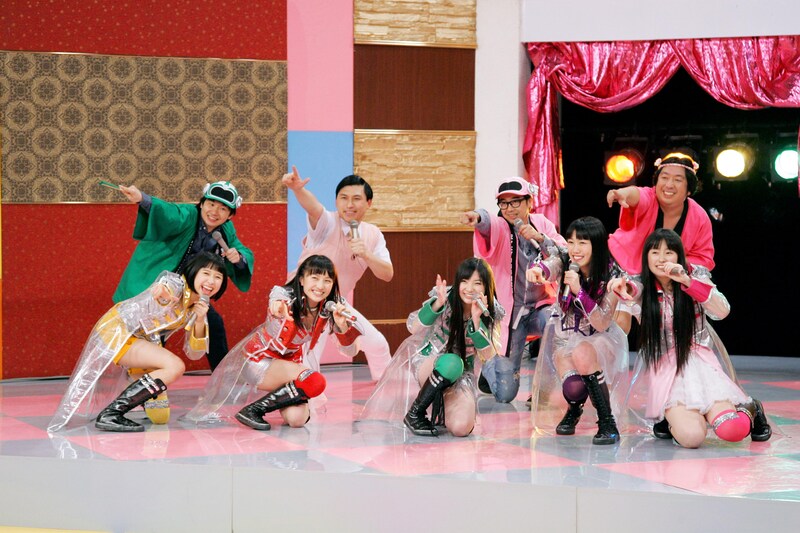 「ゴッドタン」の最新2枚組DVD「キス我慢選手権パーフェクト＋マジで照れカワバカヤロウSP」に収録される「第3回照れカワ芸人更生プログラム　照れカワももクロ学園＋未公開SP」。(c)2012テレビ東京