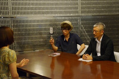 「淳の休日×anan『恋愛寺子屋』」生配信イベントで女性達の恋愛相談に乗るロンドンブーツ1号2号・淳（中央）と、森川友義早稲田大学教授（右）。