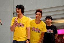 2700（左2人）とチョコレートプラネット松尾（右）。