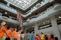 会場は、吹き抜けの上の階まで観客がびっしり。