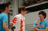 アイマスクで会場の様子がわからないパンサー尾形（中央）。