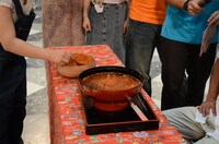 七味を入れられたうどんの器。