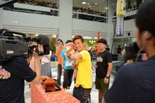 観客が持参したクマのぬいぐるみを見て喜ぶ2700ツネ。