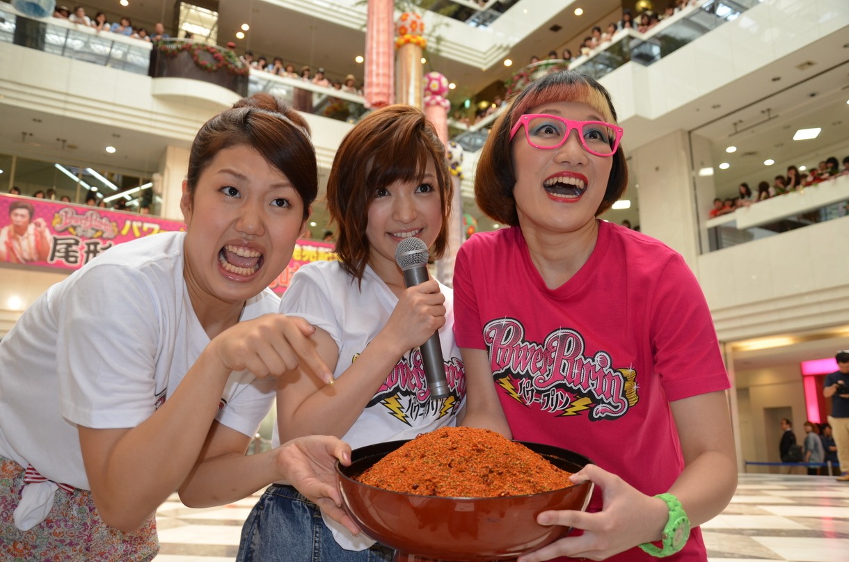 七味が入った器を観客に見せてまわる「七味ガールズ」。左から横澤夏子、田中涼子、スパイク松浦。