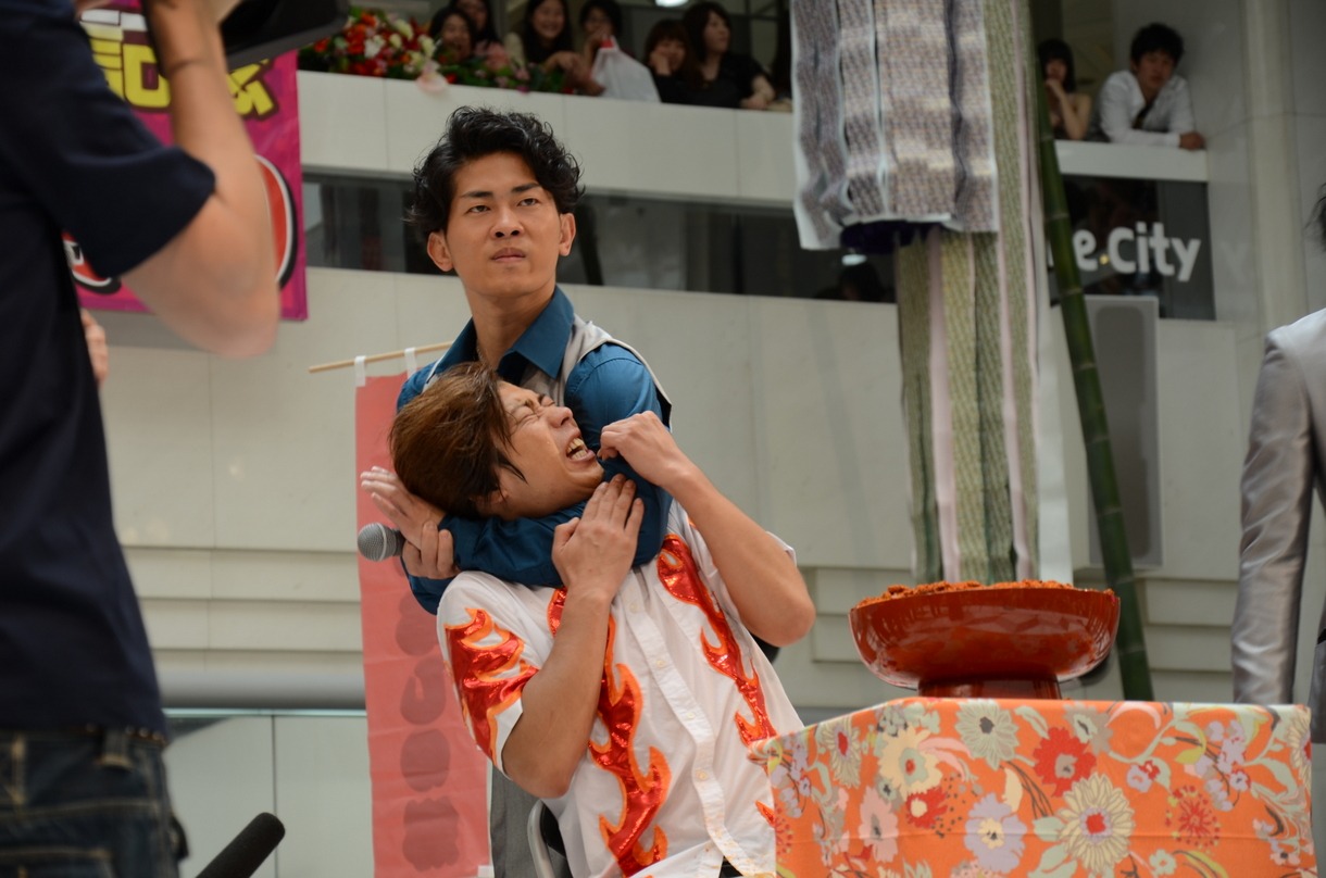 ジャングルポケット太田に首を絞められる尾形。