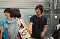 さわやかな表情で来場者と握手する尾形。