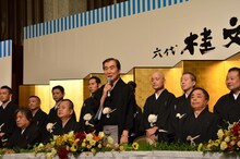 桂三枝のほか、桂きん枝、桂文珍らが出席した会見の様子。