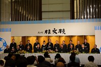 桂三枝のほか、桂きん枝、桂文珍らが出席した会見の様子。
