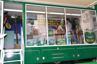 キャンペーンカー「ダノンビオドリンクカー」に試乗する3人。