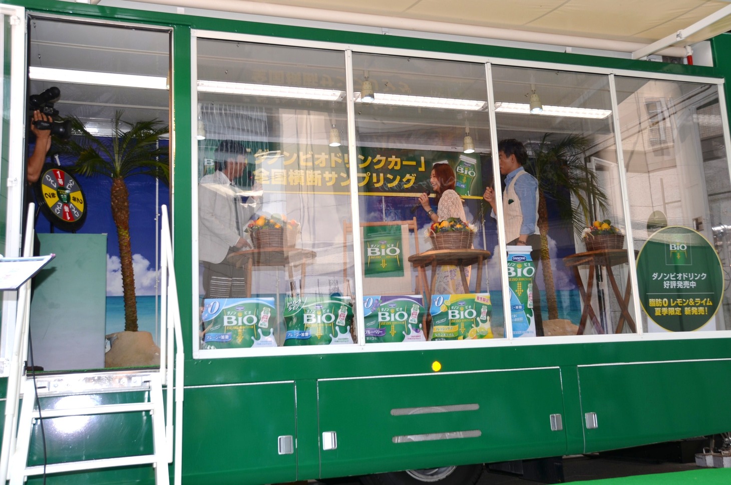 キャンペーンカー「ダノンビオドリンクカー」に試乗する3人。