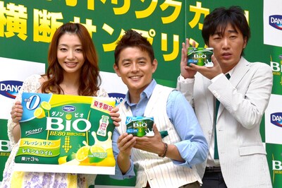 「『ダノンビオドリンクカー 全国横断サンプリング』開始イベント」に登場したスピードワゴンと眞鍋かをり（左）。