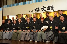 桂三枝のほか、桂きん枝、桂文珍らが出席した会見の様子。