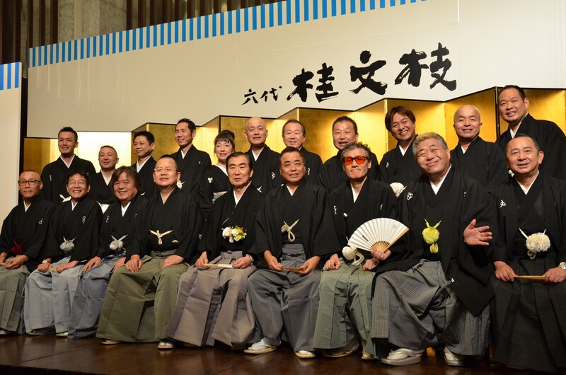 桂三枝のほか、桂きん枝、桂文珍らが出席した会見の様子。