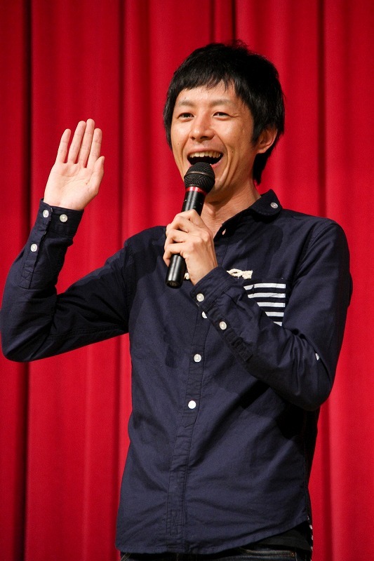 大物アイドルの司会に抜擢され終始戸惑うノンスモーキン中尾。(c)河村正和（フォトプロ）