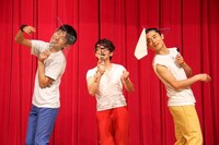 新曲「レバサシ・ララバイ」を披露する焼肉ボーイズ。(c)河村正和（フォトプロ）