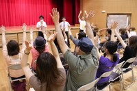 ナベからプレゼントがあるということで、「欲しい人？」と聞かれ思わず両手を挙げてアピールするファン。(c)河村正和（フォトプロ）