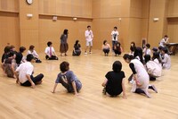 ハンカチ落としでファンと交流を深めるBコース。(c)河村正和（フォトプロ）