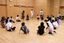 ハンカチ落としでファンと交流を深めるBコース。(c)河村正和（フォトプロ）